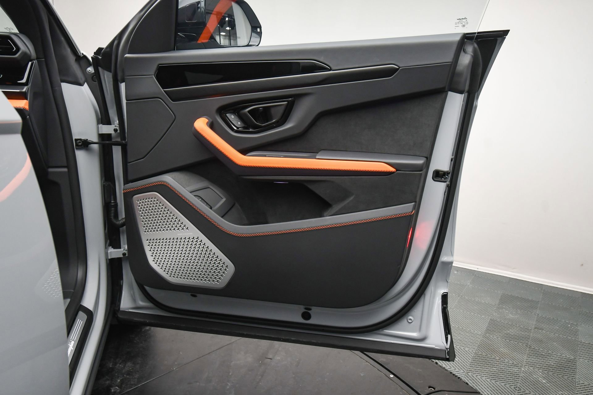 Used 2025 Lamborghini Urus SE image 47