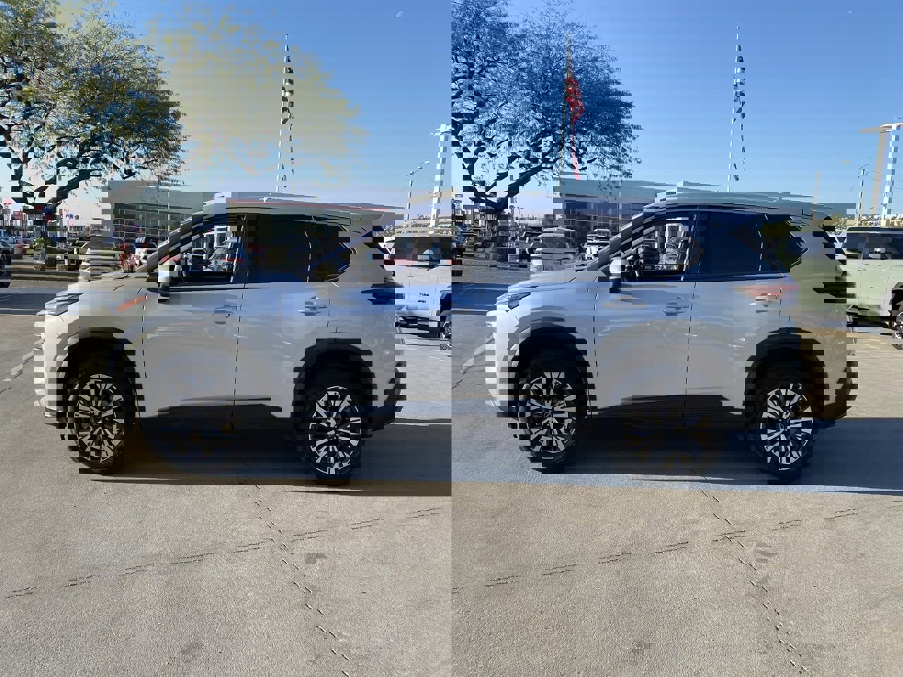 Used 2023 Nissan Rogue SV image 4