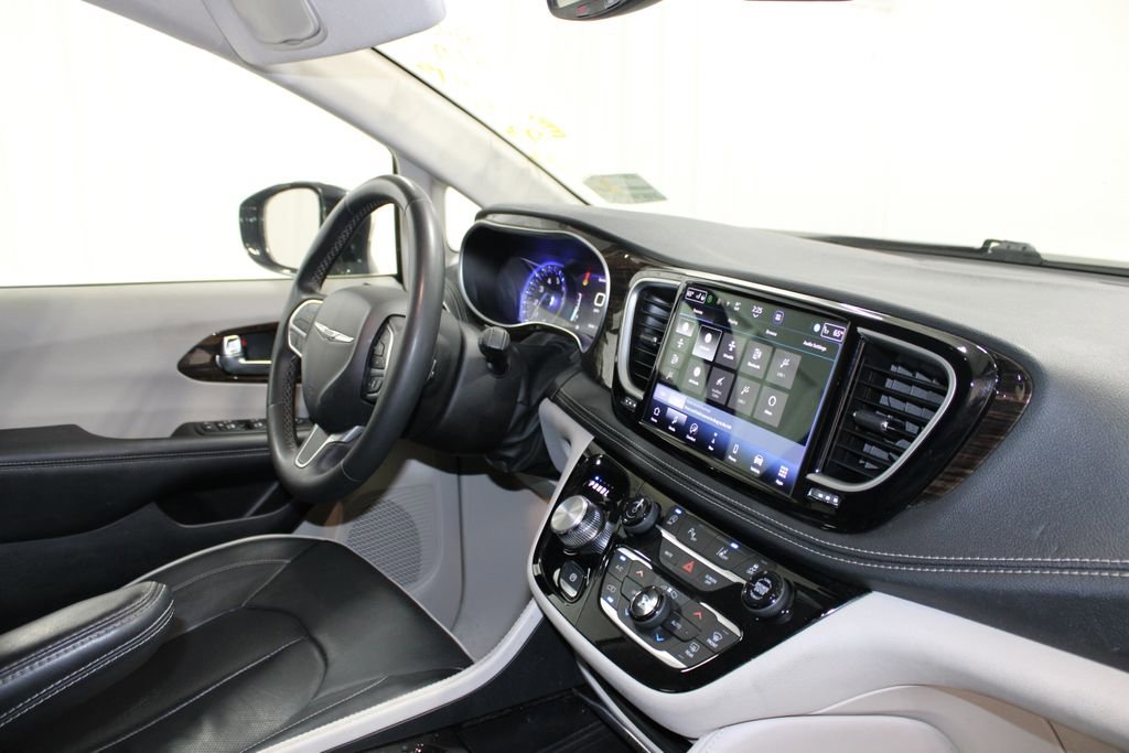 Used 2023 Chrysler Pacifica Limited FWD image 27
