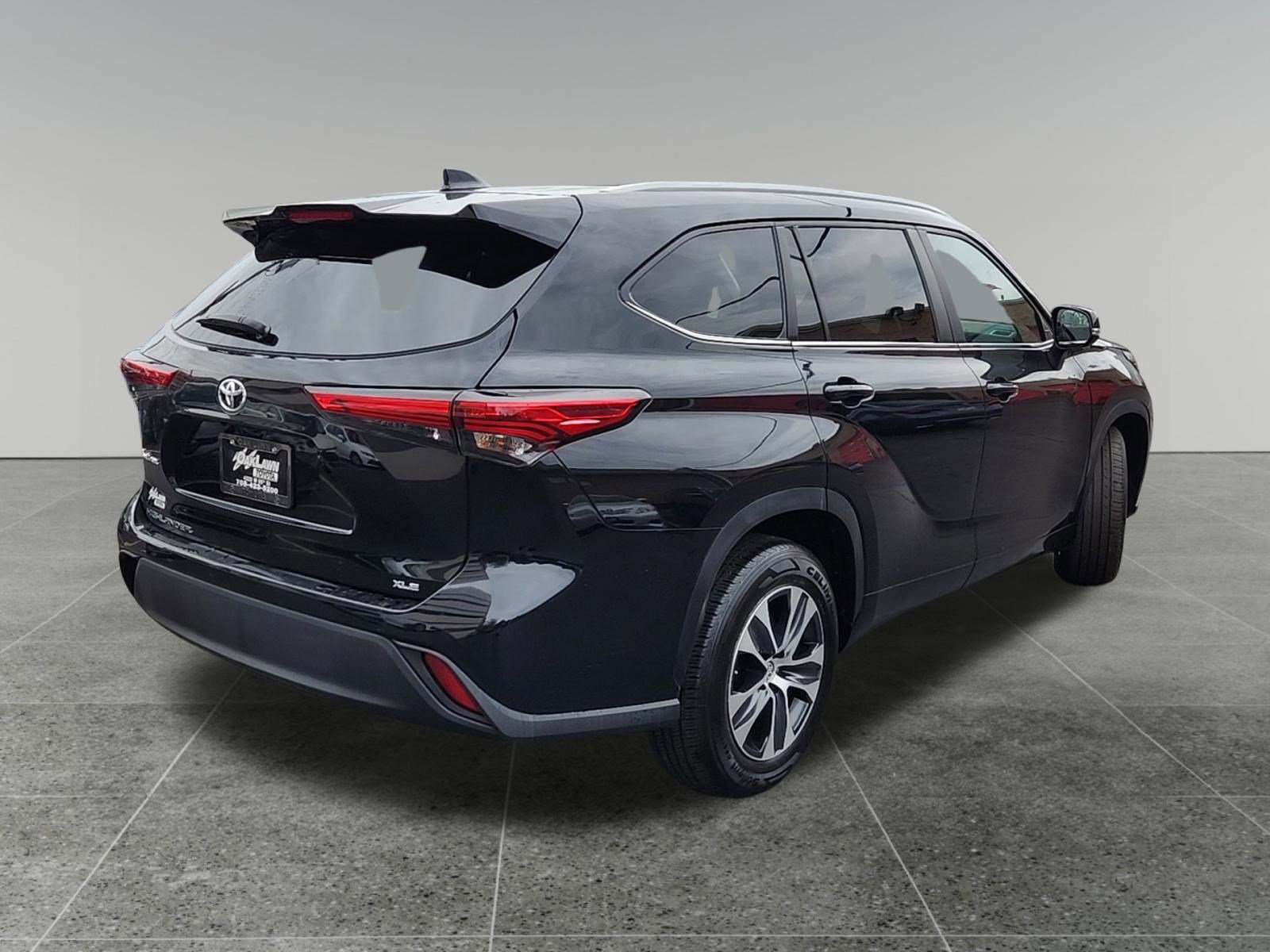 Used 2023 Toyota Highlander XLE FWD image 7