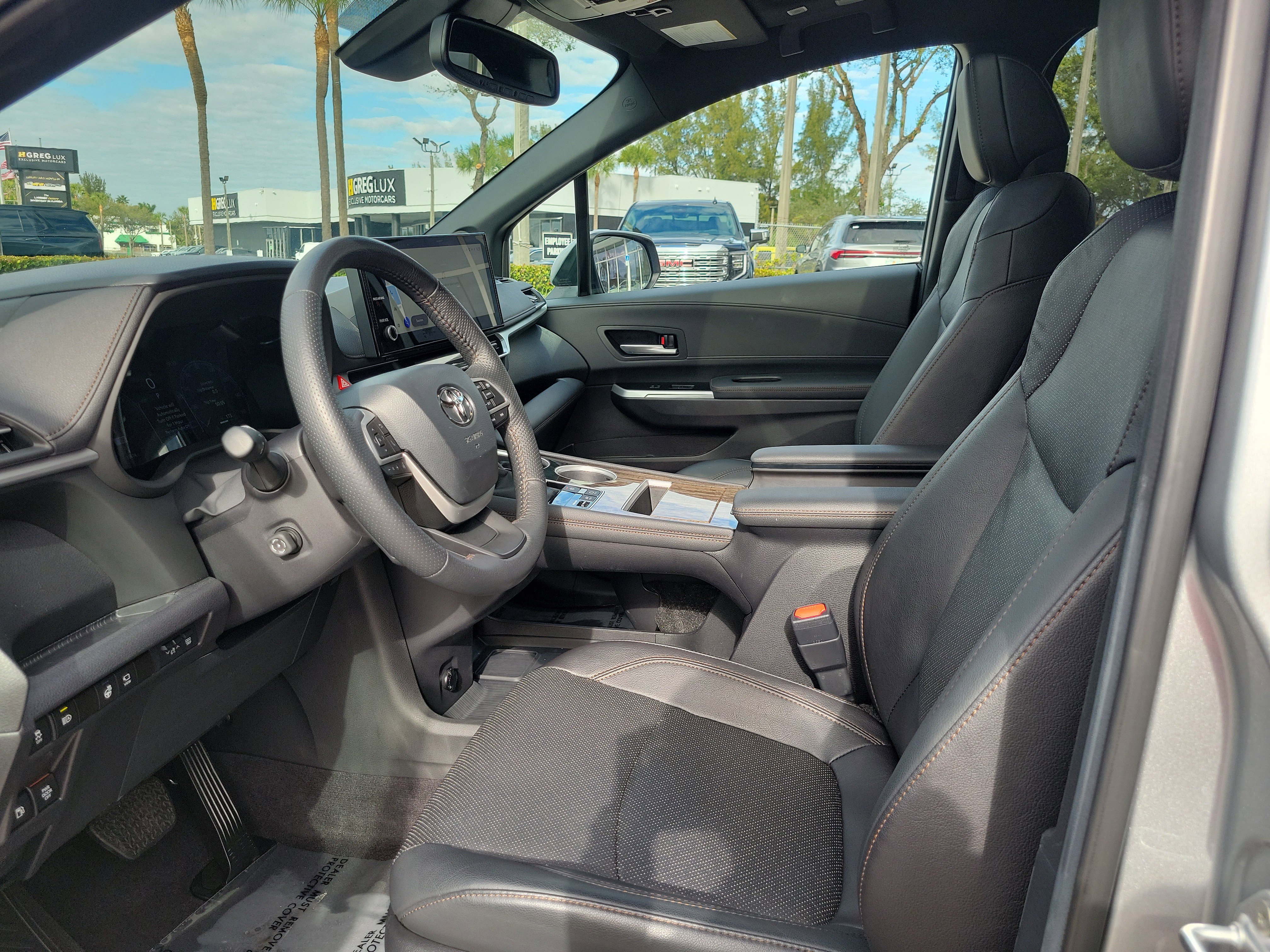 Used 2025 Toyota Sienna Platinum image 12