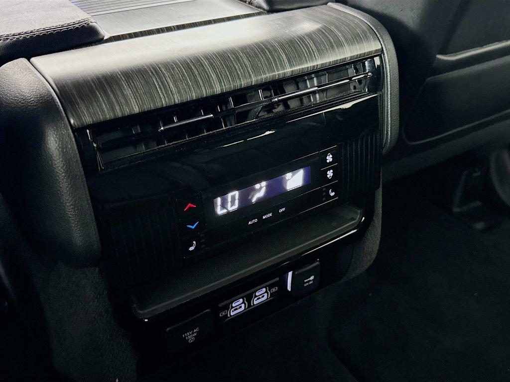 Used 2023 Jeep Wagoneer Series III w/ Preferred Equipment Group image 28