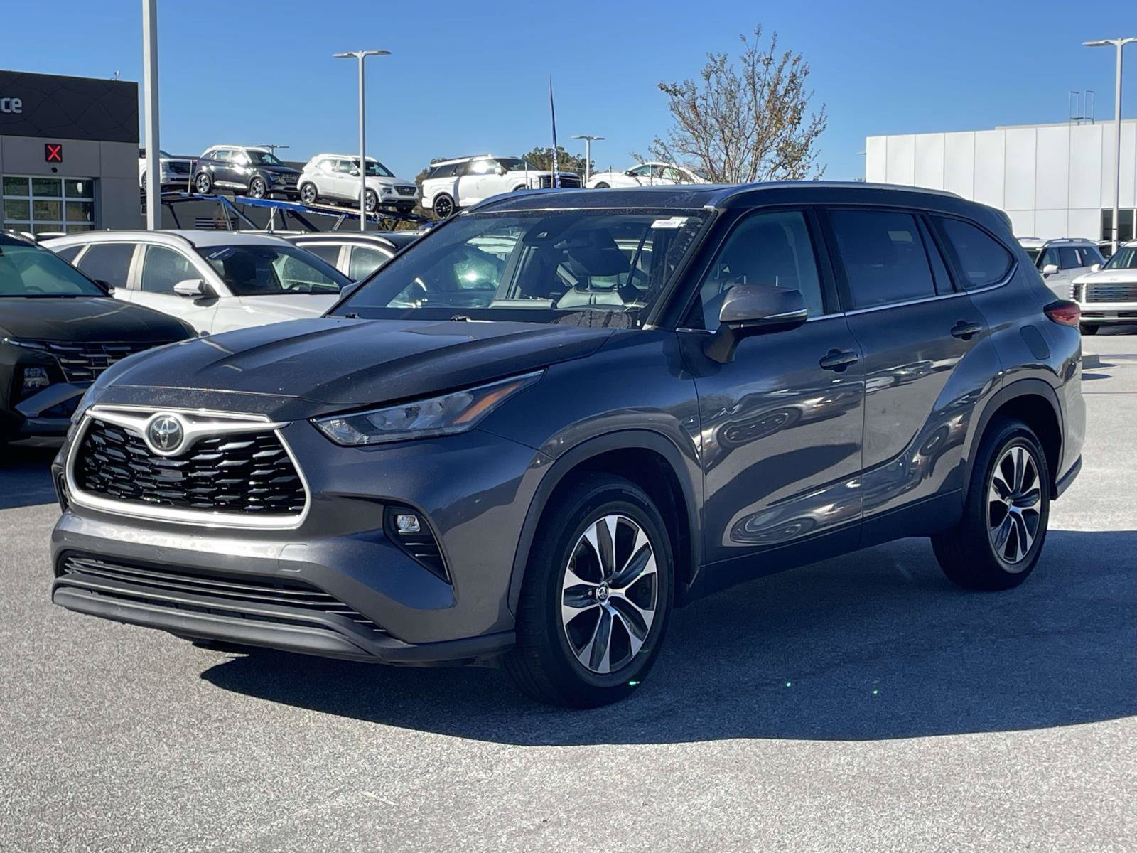 Used 2020 Toyota Highlander XLE FWD image 24