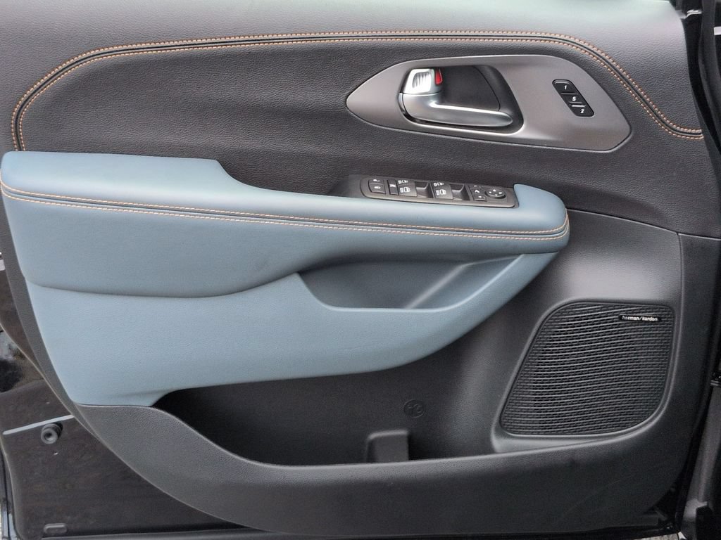 New 2027 Chrysler Pacifica Pinnacle w/ Theater Group FWD image 11
