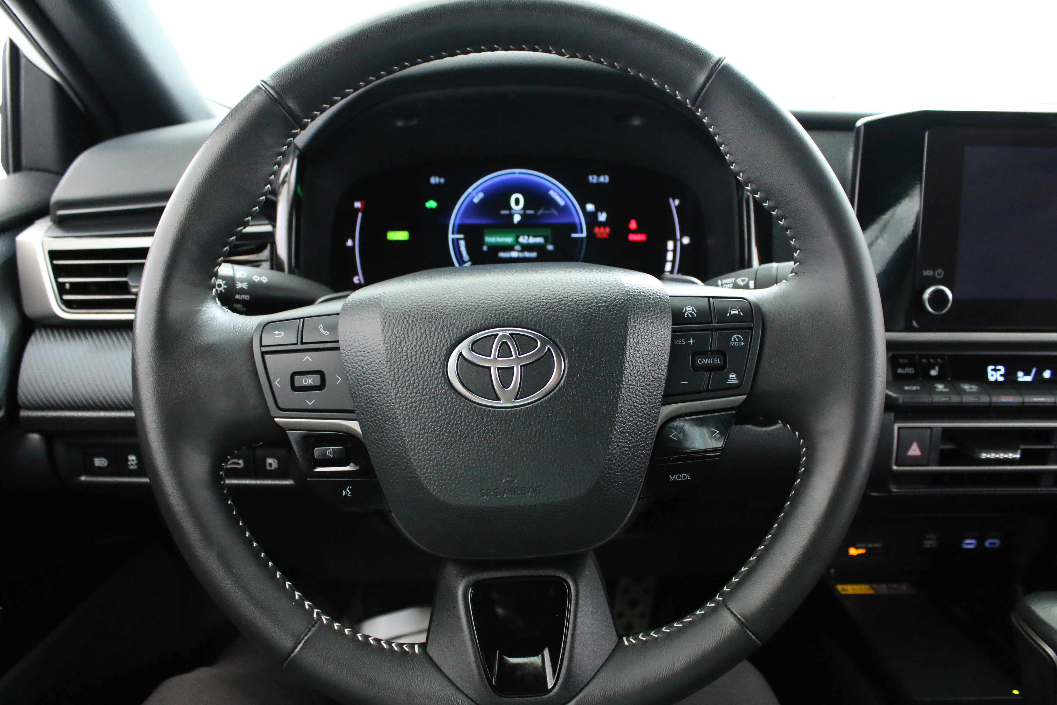 Used 2025 Toyota Camry SE w/ Convenience Package FWD image 12
