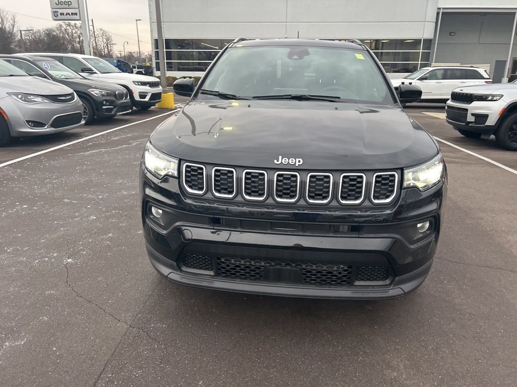 Used 2024 Jeep Compass Latitude image 2