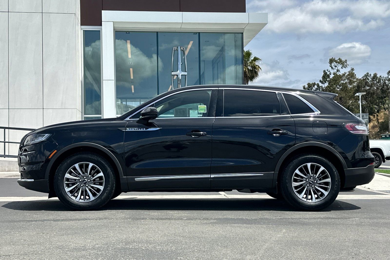 Certified 2022 Lincoln Nautilus FWD w/ Premium Package image 6