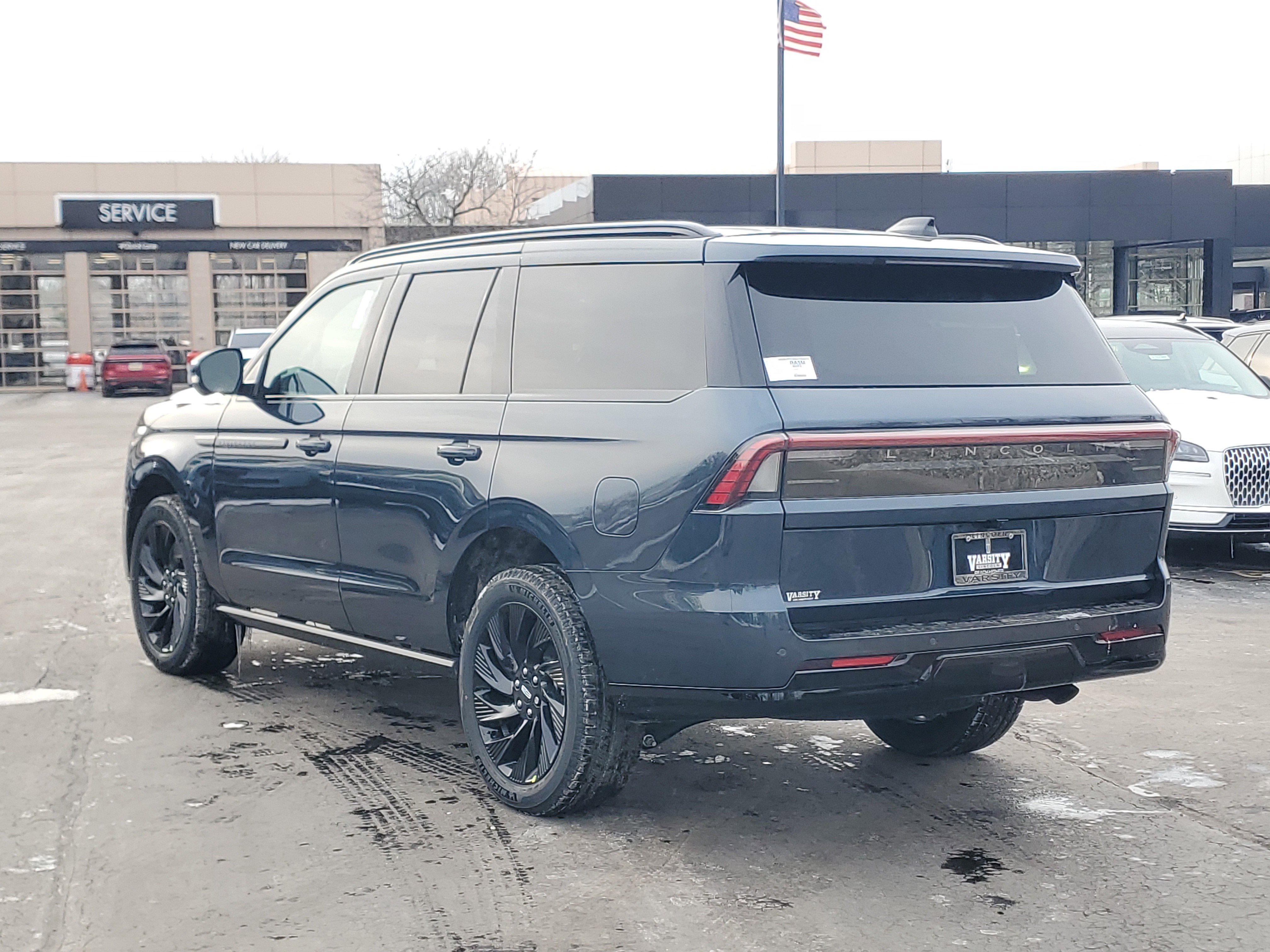 New 2026 Lincoln Navigator Reserve w/ Jet Appearance Package AWD/4WD image 3