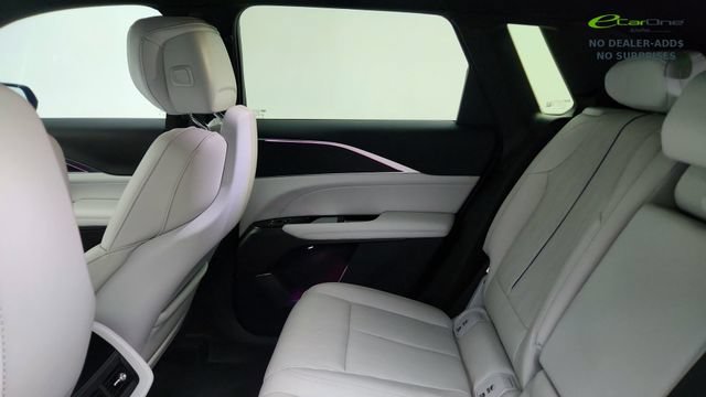 Used 2025 Cadillac Lyriq Luxury w/ LPO, Floor Liner Package RWD image 31