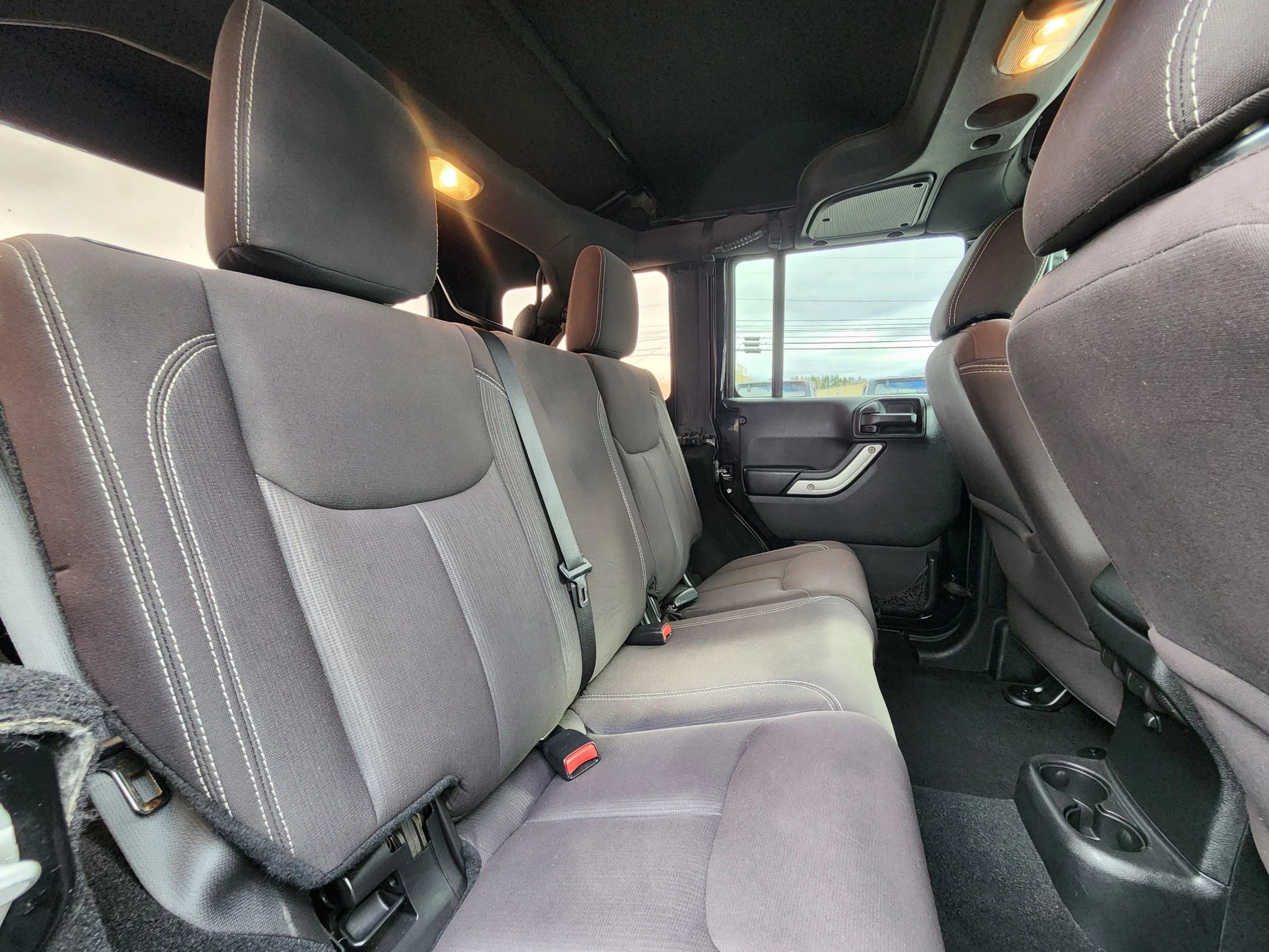 Used 2015 Jeep Wrangler Unlimited Sahara w/ Connectivity Group image 39