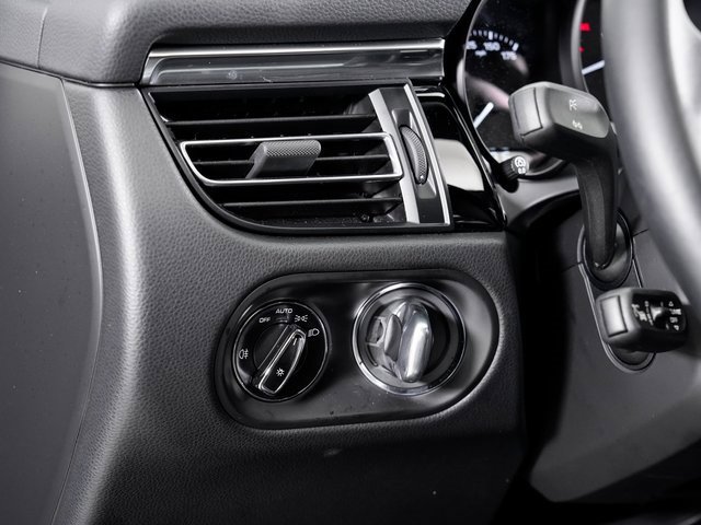 Certified 2025 Porsche Macan image 11