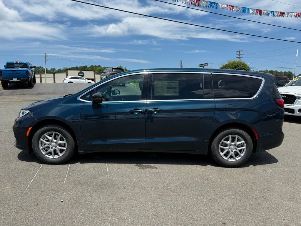 Used 2025 Chrysler Pacifica Select FWD image 8