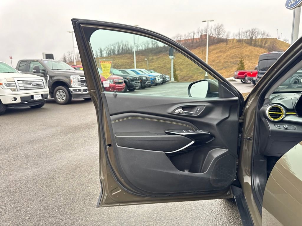 Used 2024 Chevrolet Trax LT w/ Sunroof Package FWD image 26
