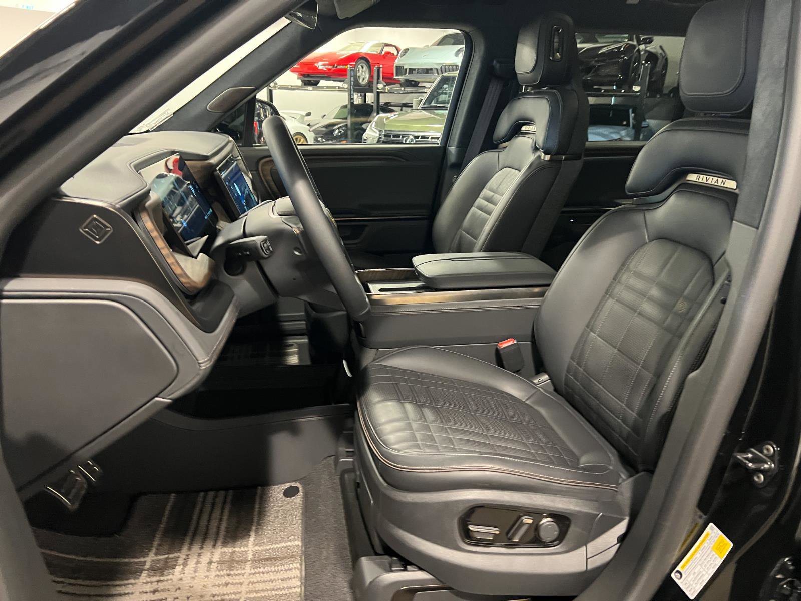 Used 2025 Rivian R1S Premium image 9