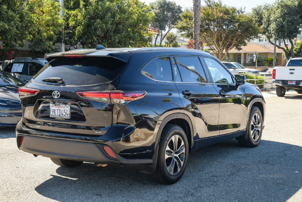 Used 2024 Toyota Highlander XLE FWD image 9
