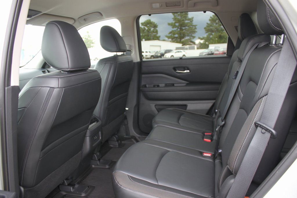 Used 2023 Nissan Pathfinder SL w/ Lighting Package (N92) image 6