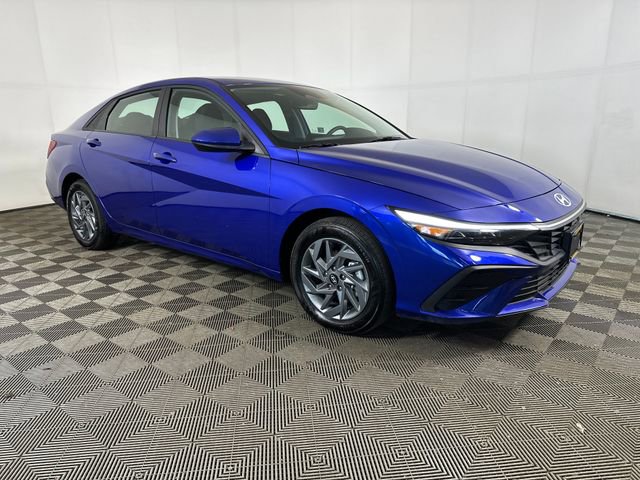 Used 2025 Hyundai Elantra Blue image 2
