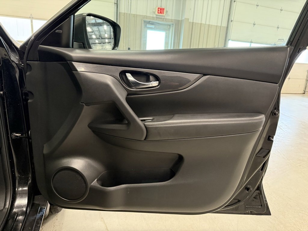 Used 2017 Nissan Rogue SV w/ Sun & Sound Touring Package image 32