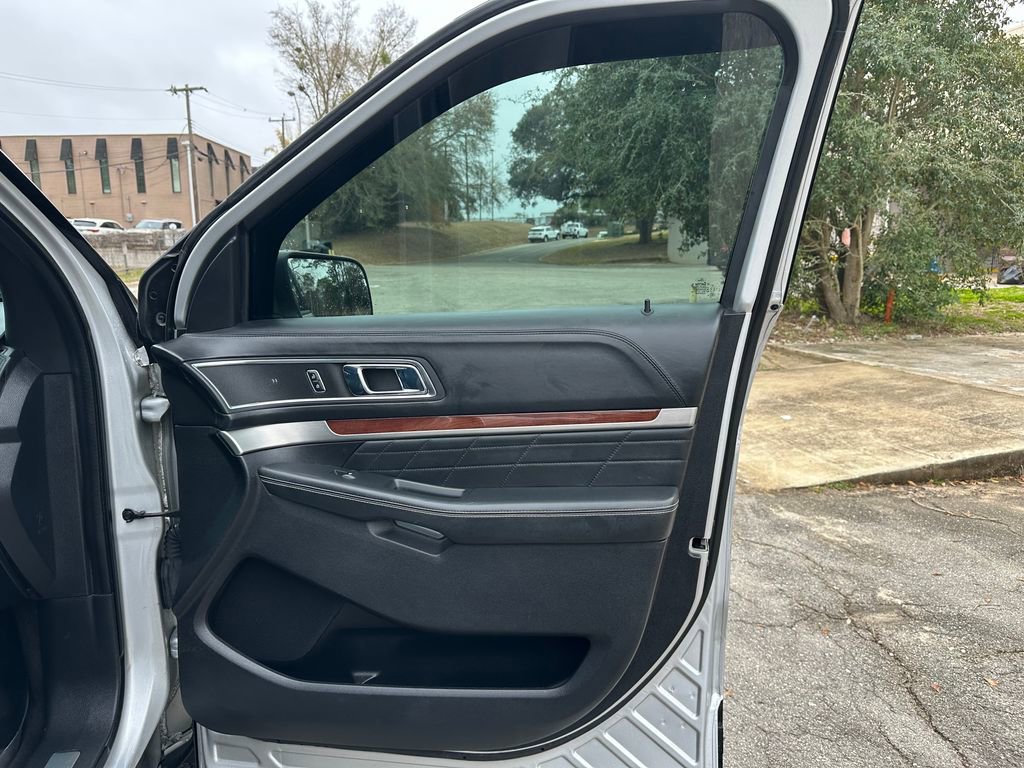 Used 2016 Ford Explorer Platinum image 46