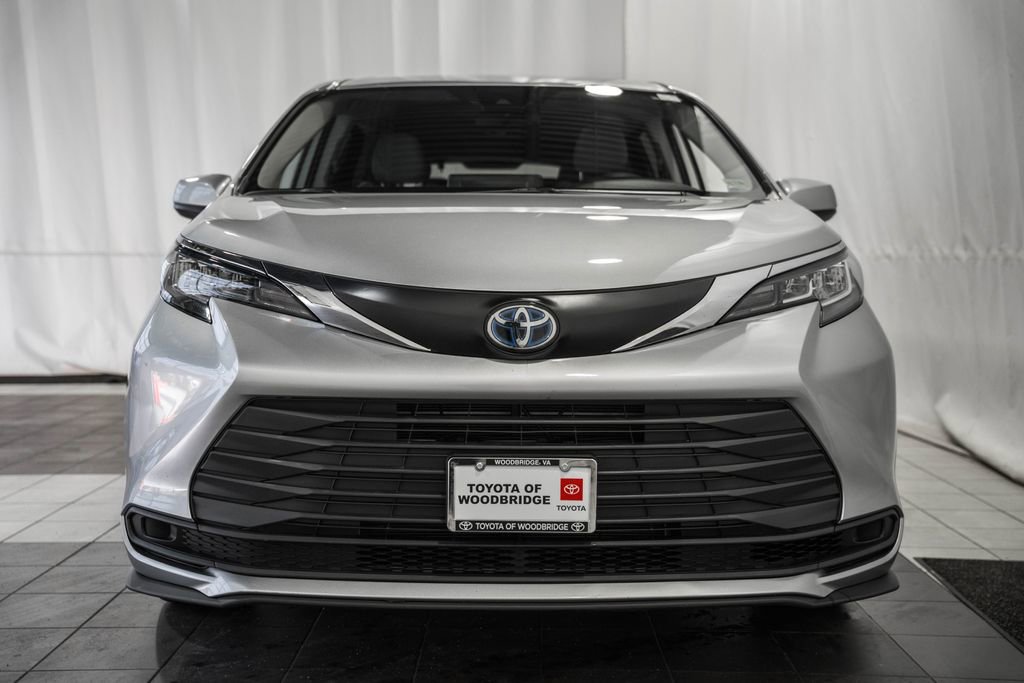 Used 2023 Toyota Sienna LE image 2