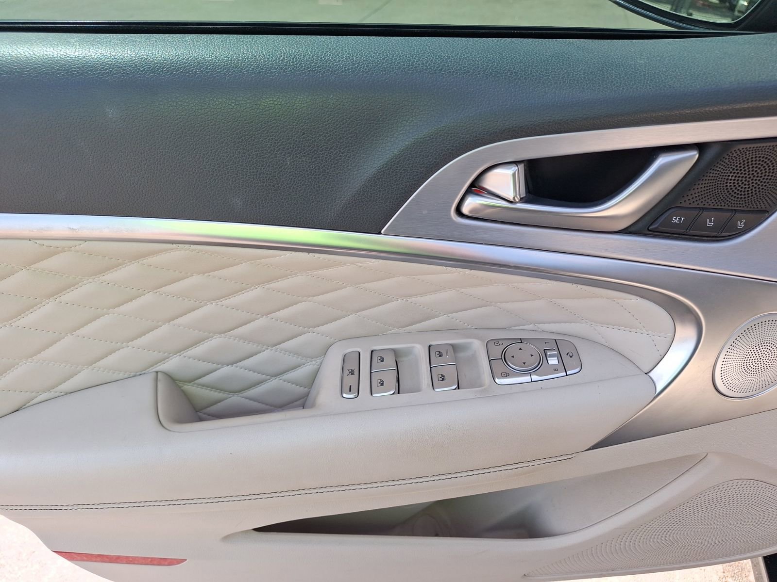 Used 2019 Genesis G70 3.3T Design image 17