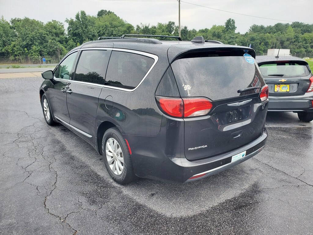 Used 2017 Chrysler Pacifica Touring-L FWD image 11
