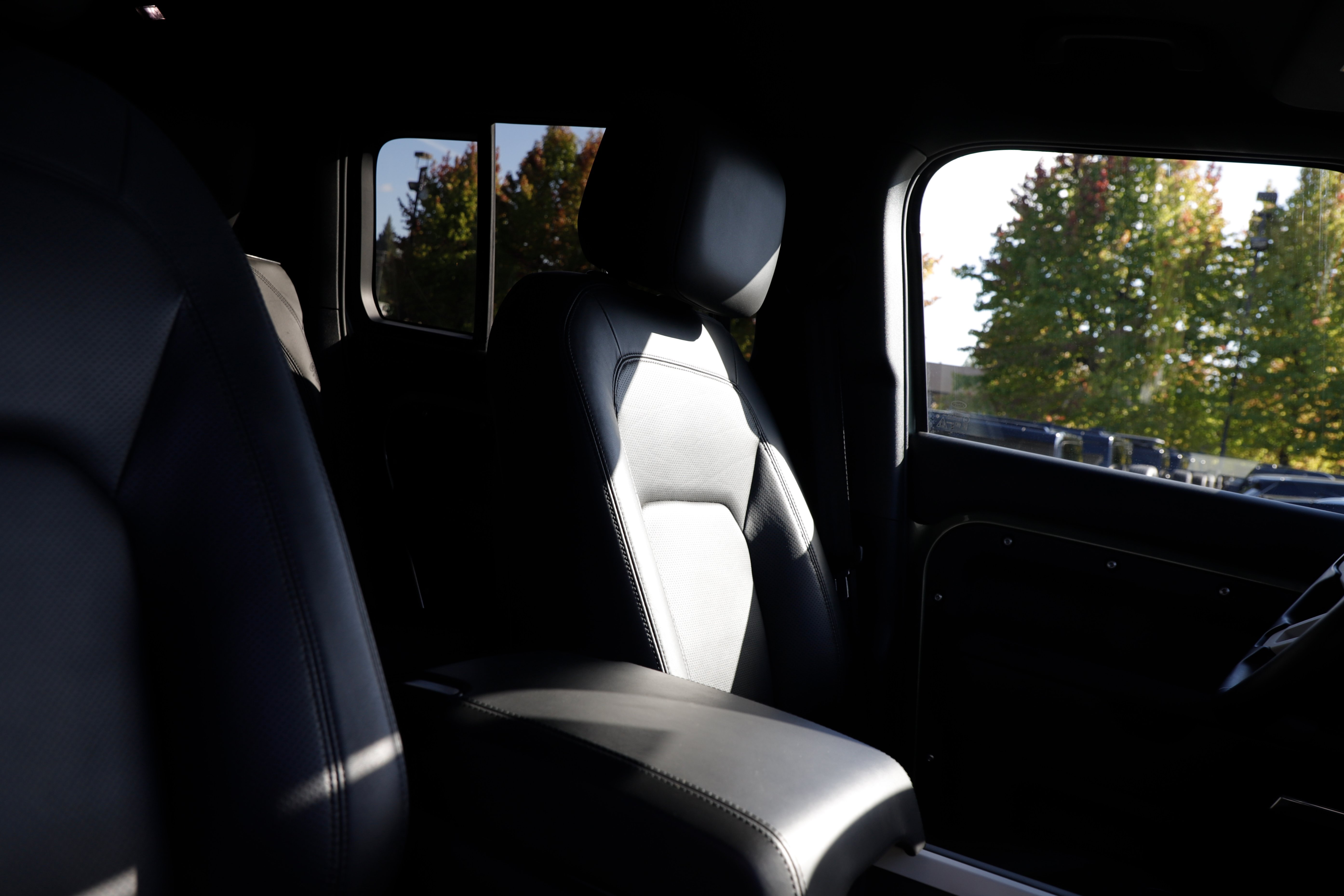 Certified 2025 Land Rover Defender 130 X-Dynamic SE AWD/4WD image 12