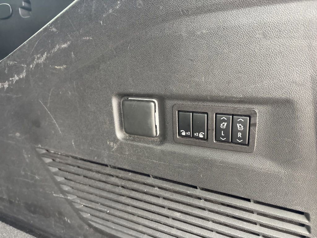 Used 2023 Chevrolet Suburban Premier image 10