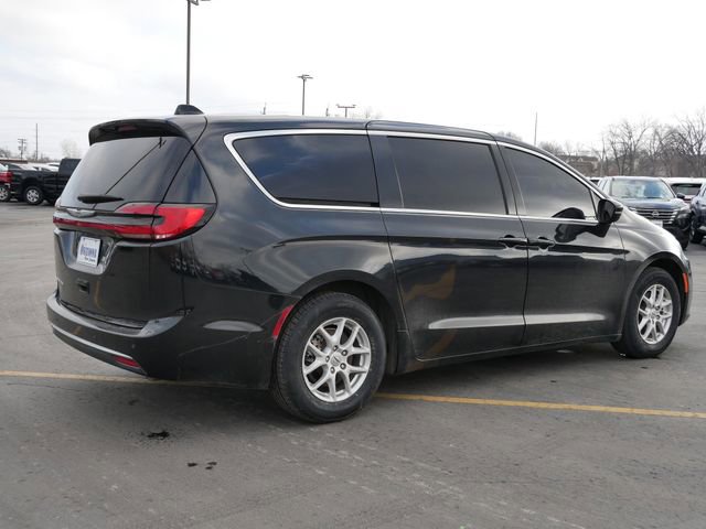 Used 2023 Chrysler Pacifica Touring-L FWD image 4