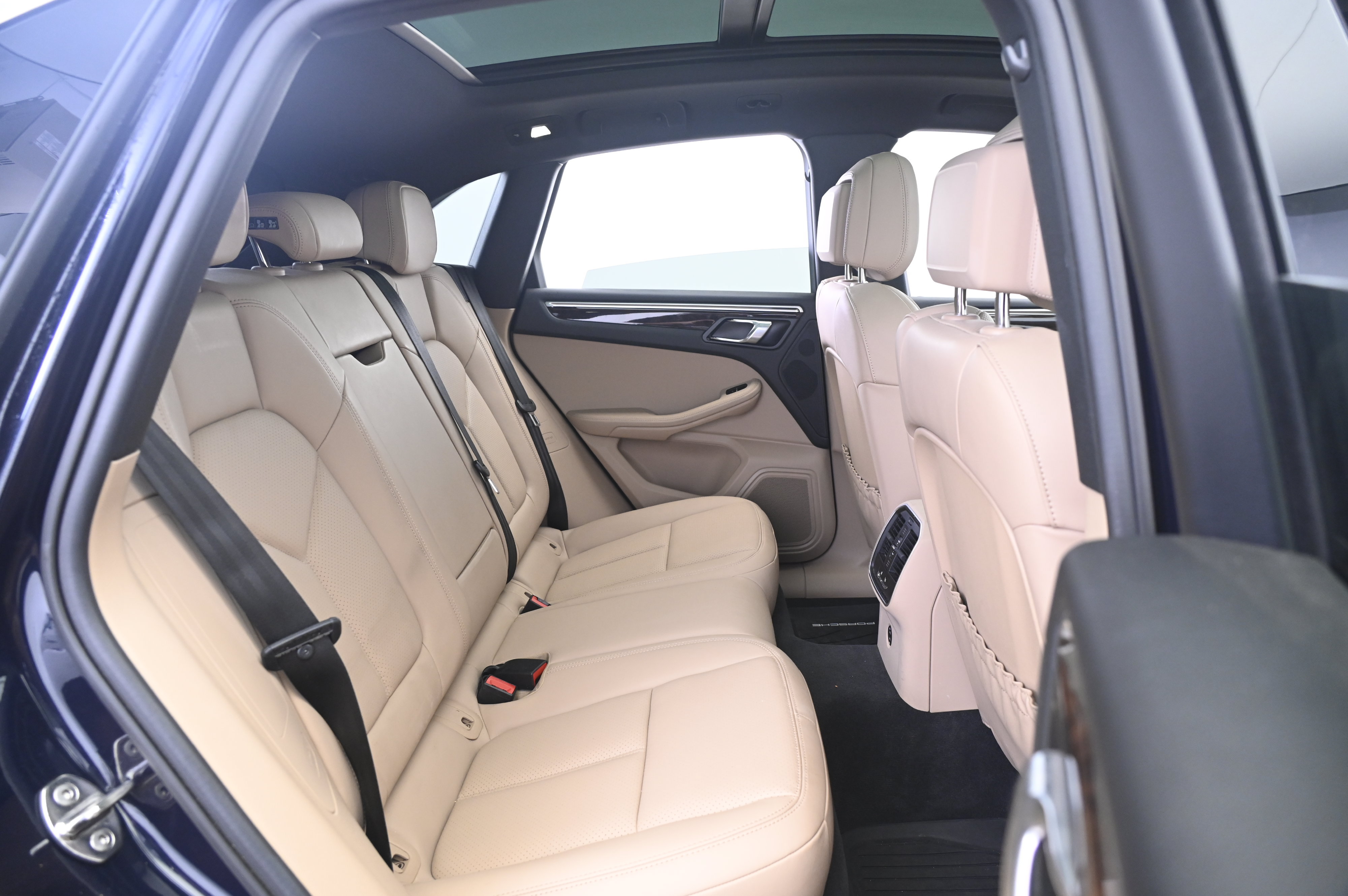 Certified 2023 Porsche Macan AWD/4WD image 18