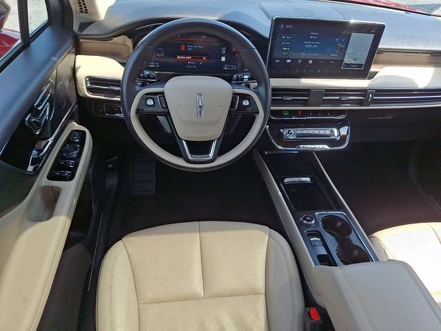 Used 2025 Lincoln Corsair Grand Touring w/ Towing Package AWD/4WD image 11