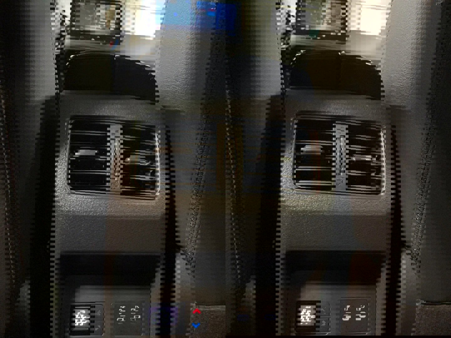 Used 2025 Nissan Rogue SL w/ Tech Package image 18