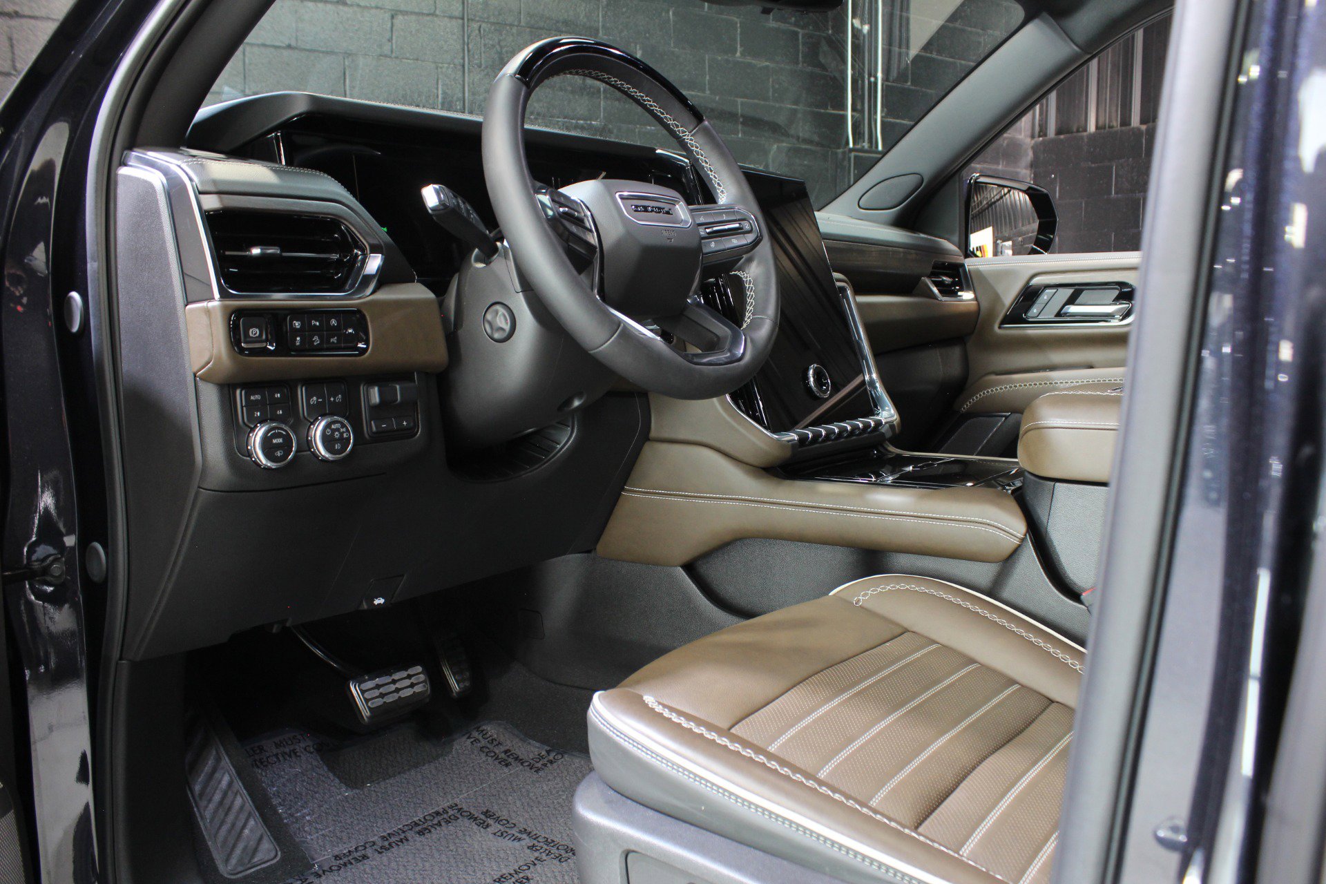 Used 2025 GMC Yukon Denali Ultimate w/ LPO, Floor Liner Package AWD/4WD image 32