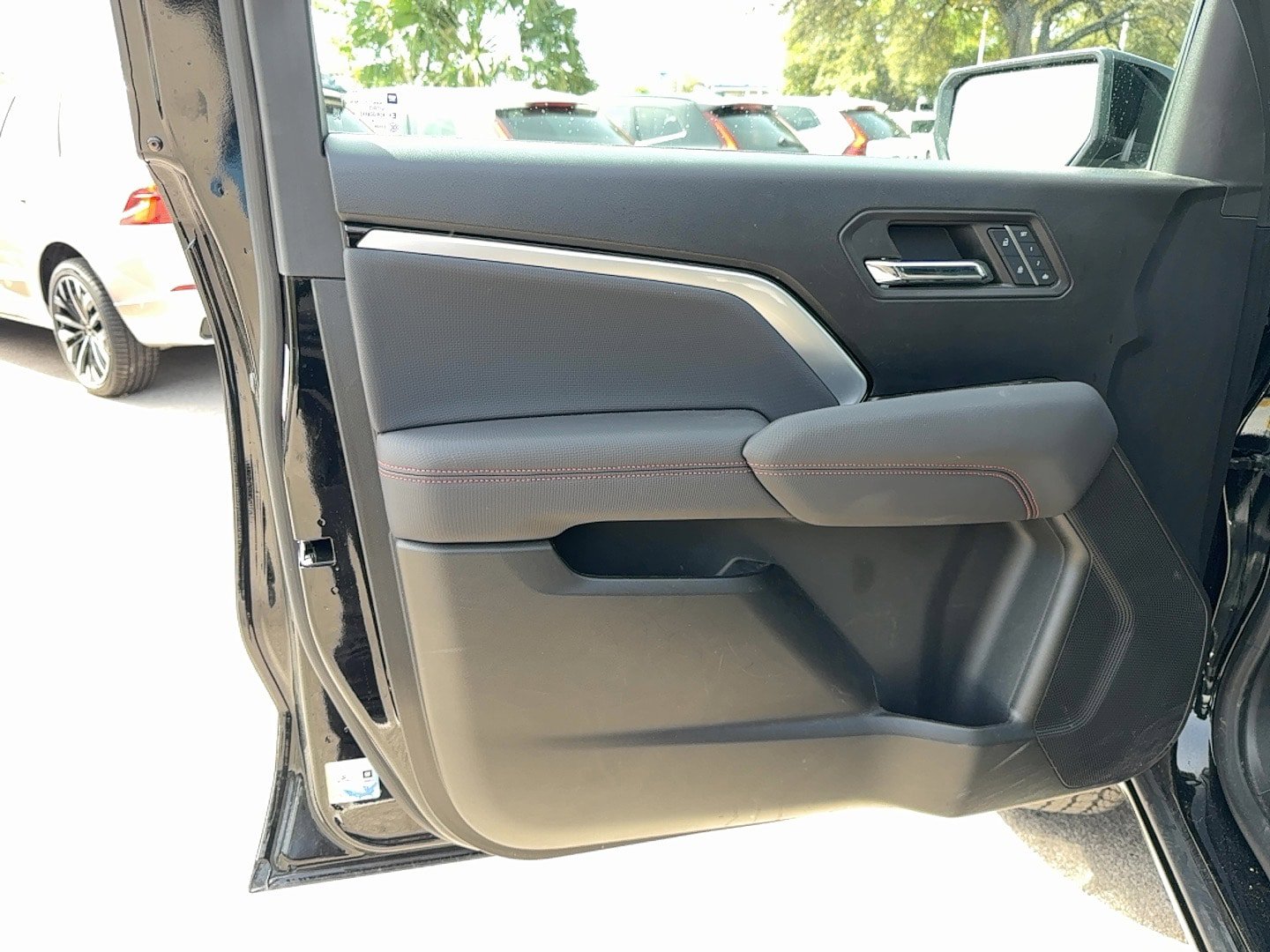Used 2024 Chevrolet Colorado Z71 w/ Z71 Convenience Package 2 image 11