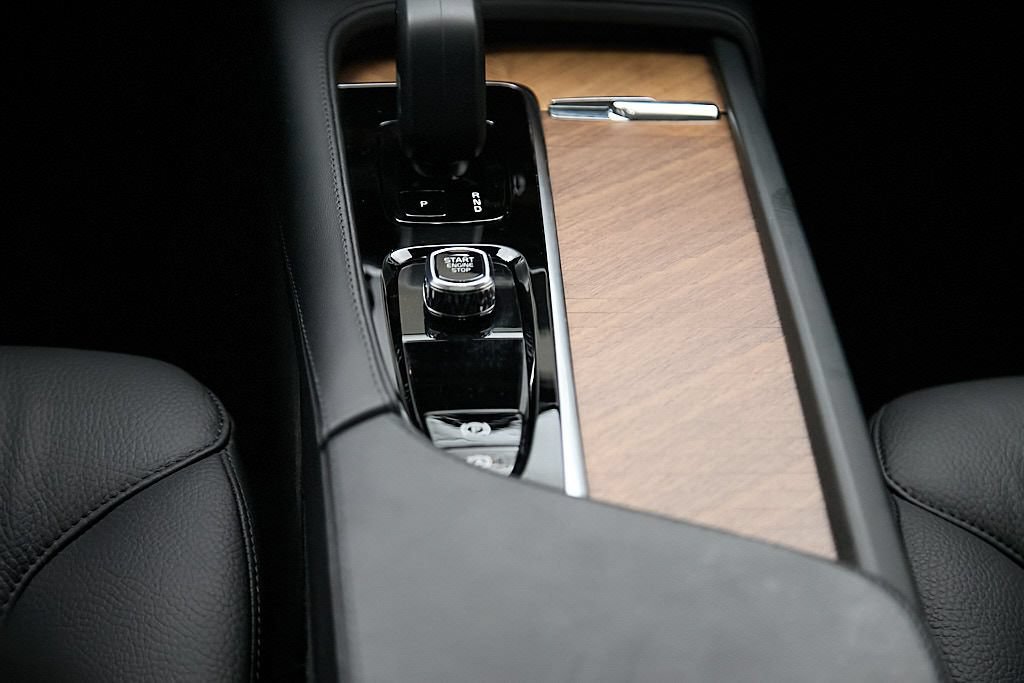 Certified 2024 Volvo XC90 T8 Plus AWD/4WD image 31