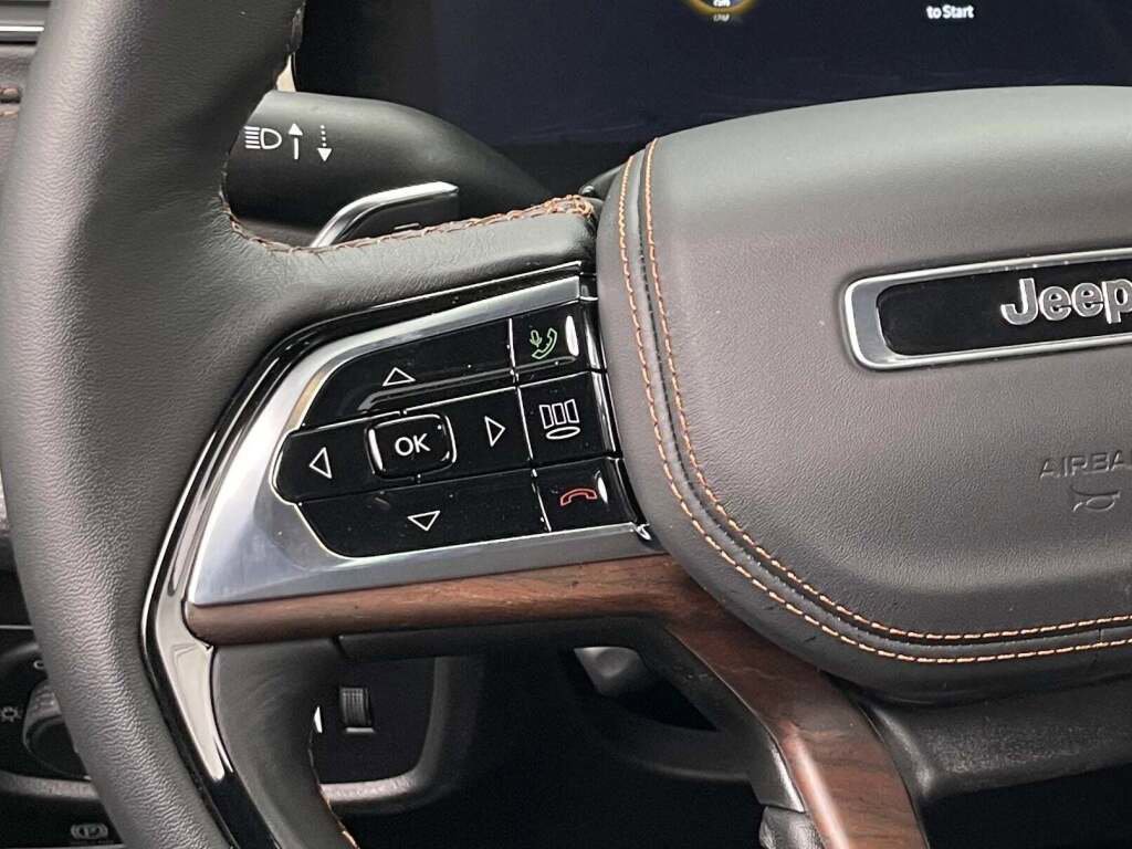 New 2025 Jeep Grand Cherokee L Summit w/ Luxury Tech Group V image 39