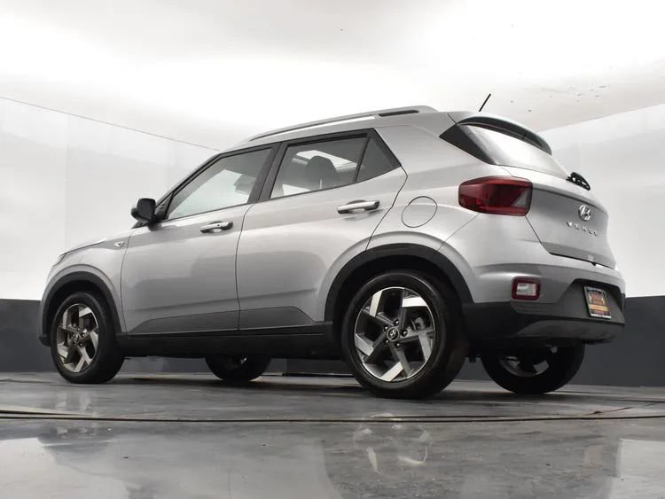 Used 2025 Hyundai Venue SEL FWD image 12