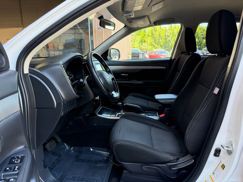 Used 2017 Mitsubishi Outlander ES AWD/4WD image 10