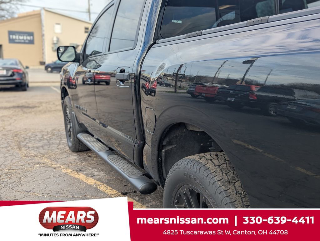 Used 2019 Nissan Titan SL w/ Midnight Edition image 11