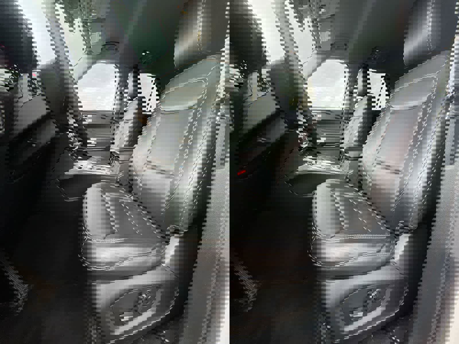 Used 2022 Ford Explorer XLT w/ Equipment Group 202A AWD/4WD image 16