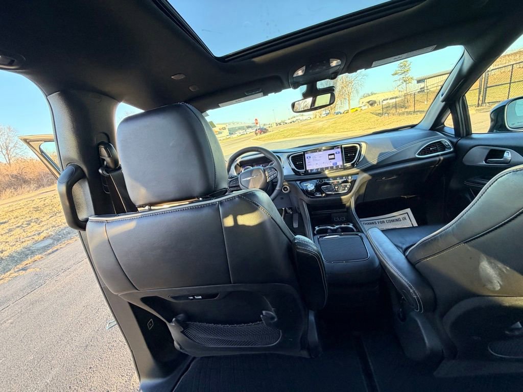 Used 2025 Chrysler Pacifica Limited image 25