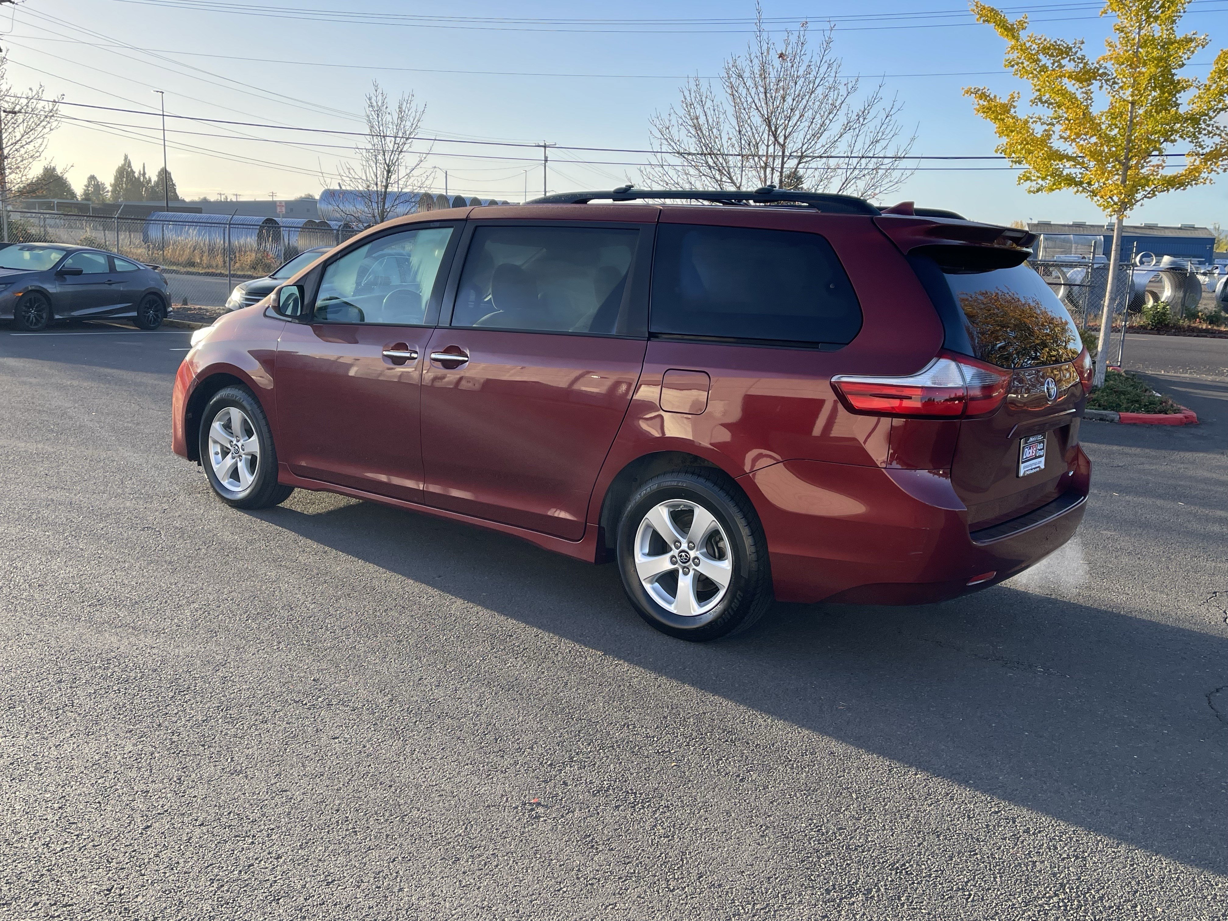 Used 2020 Toyota Sienna LE w/ LE Preferred Package FWD image 3