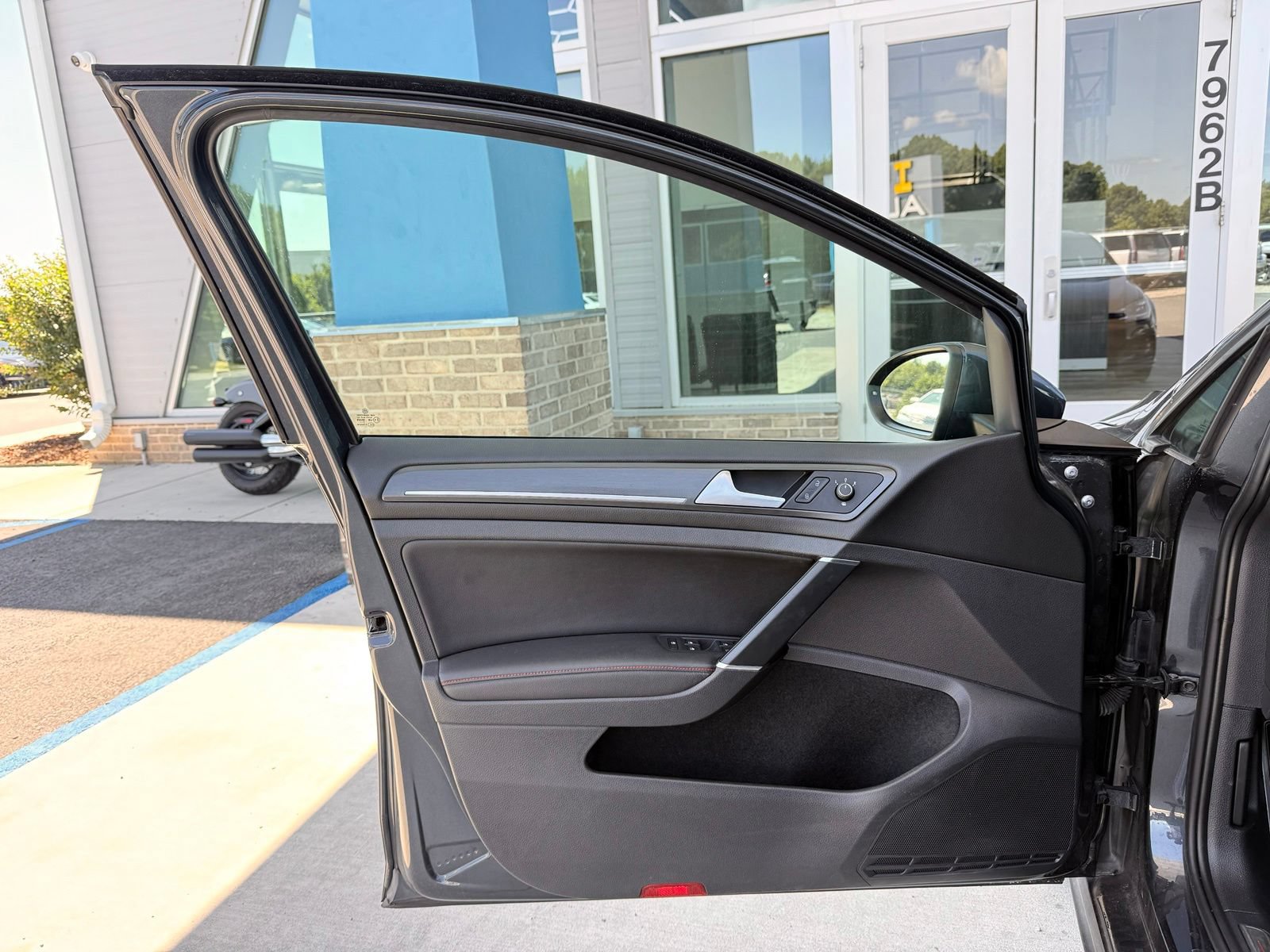 Used 2018 Volkswagen GTI SE FWD image 16