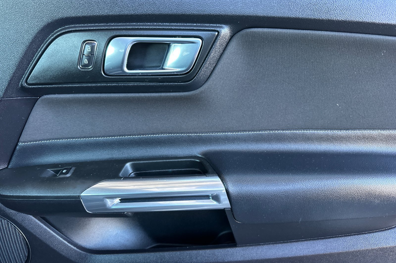 Used 2018 Ford Mustang Coupe RWD image 17