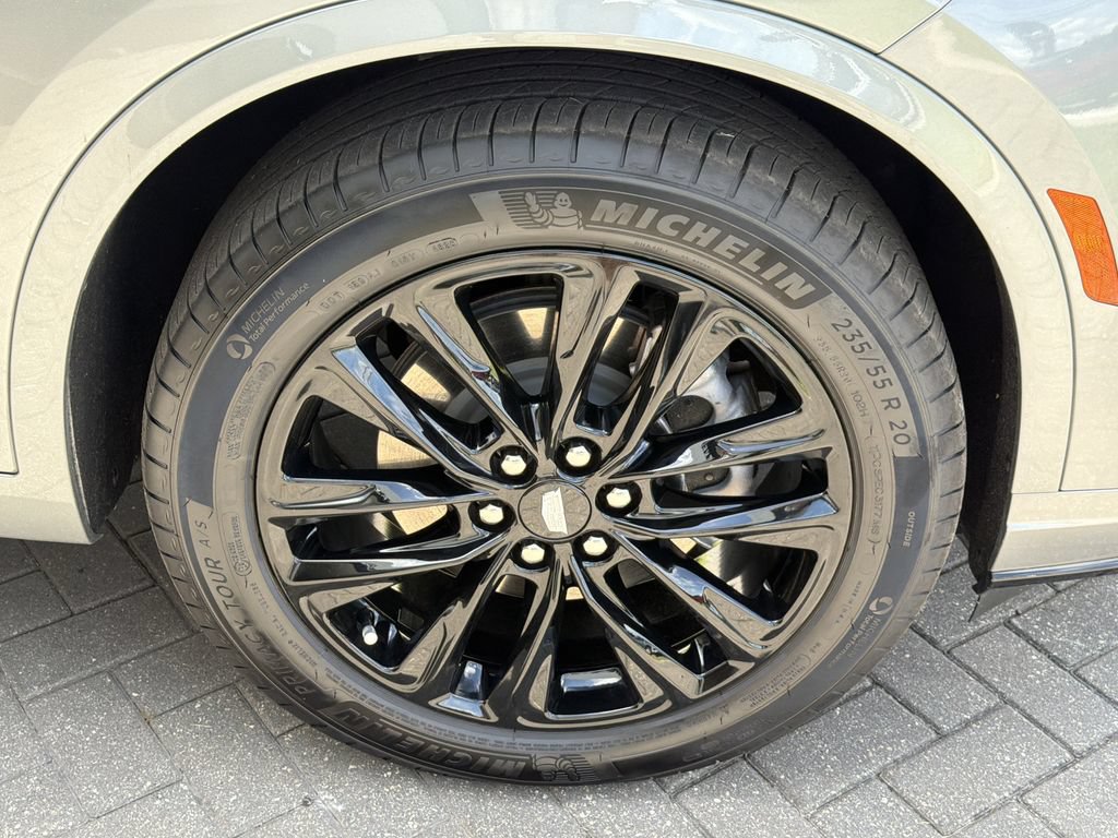 Certified 2025 Cadillac XT6 Luxury FWD image 9
