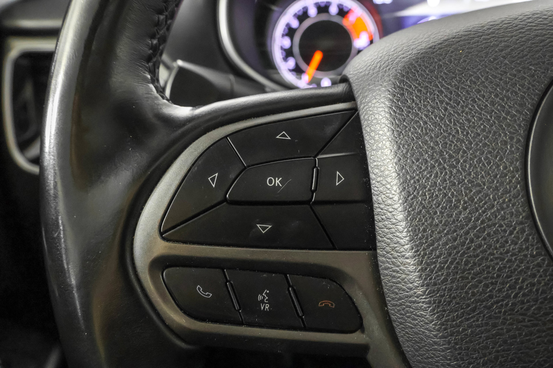Used 2019 Jeep Cherokee Overland w/ Technology Group AWD/4WD image 26