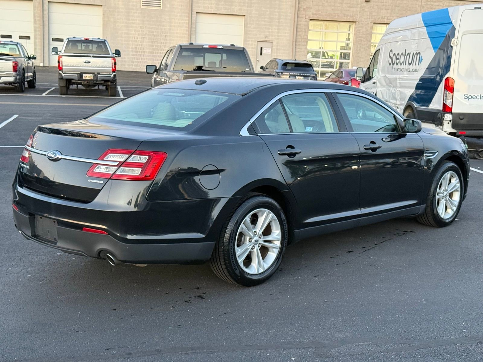 Used 2015 Ford Taurus SE FWD image 4