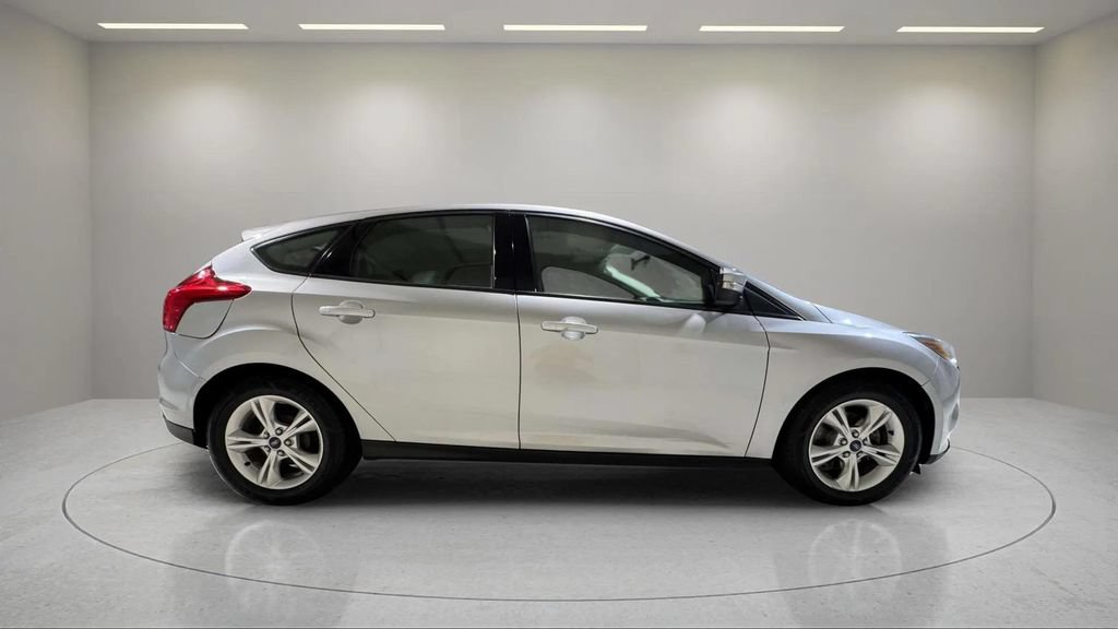 Used 2013 Ford Focus SE w/ SE Winter Pkg FWD image 2