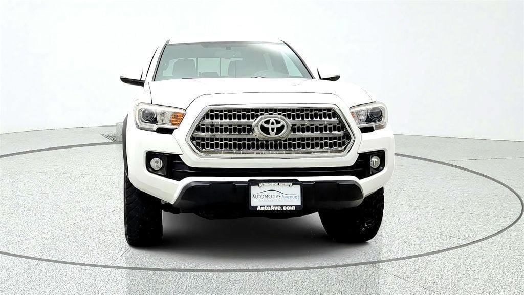 Used 2017 Toyota Tacoma TRD Off-Road w/ Tow Package (A/T) AWD/4WD image 2