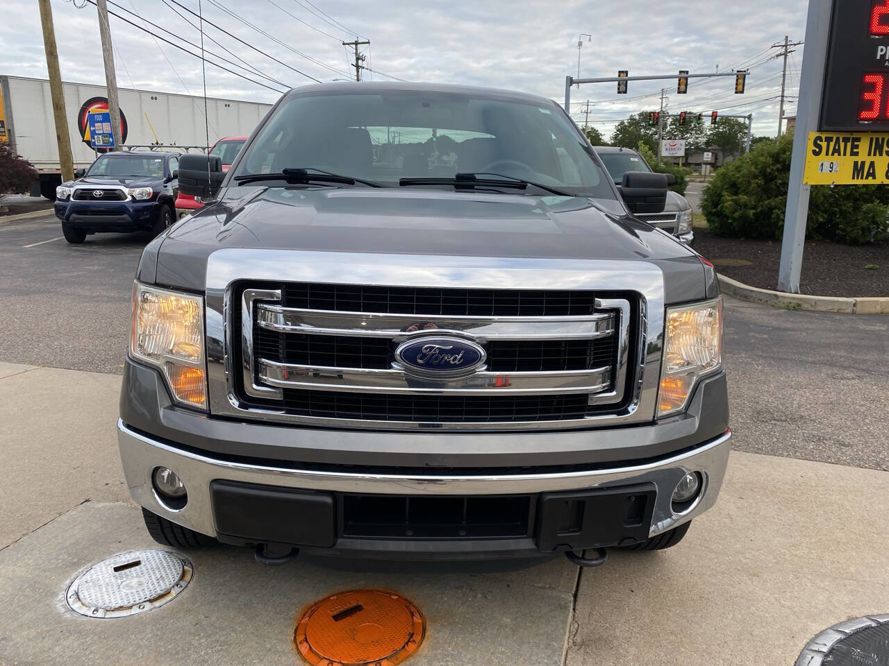 Used 2014 Ford F150 XLT image 1